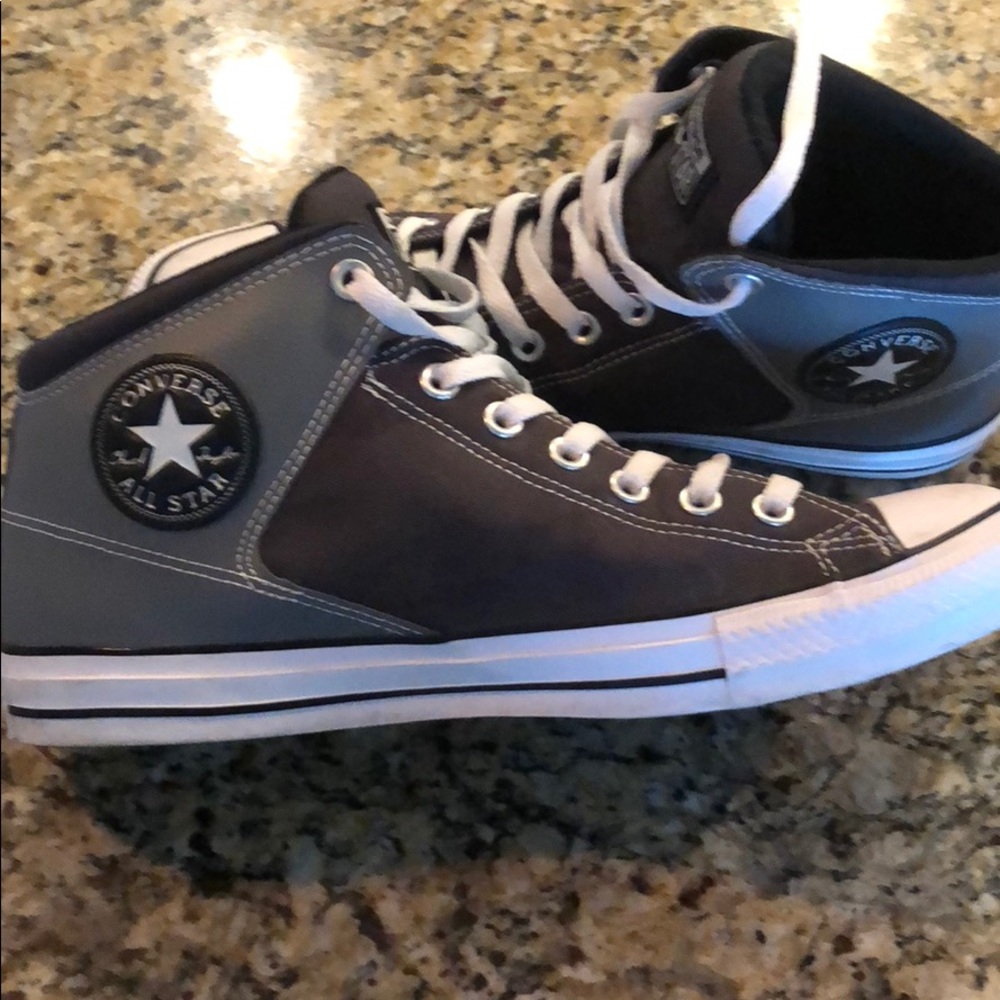 Size 10 men’s converse all star mid rise sneakers